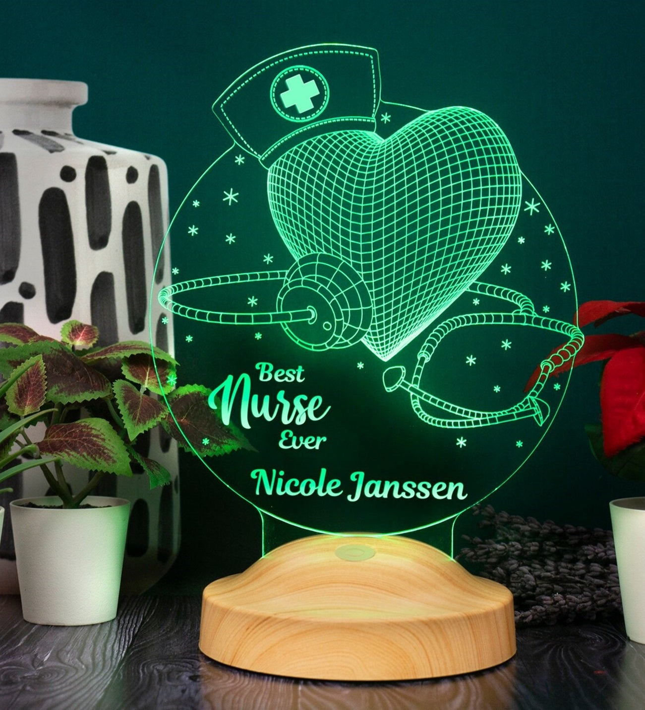 Auf dieser Lampe ist ein Herz mit Stethoskop zu sehen. Ein schönes Geschenk für Krankenschwestern und Ärzte. Du kannst sie individualisieren