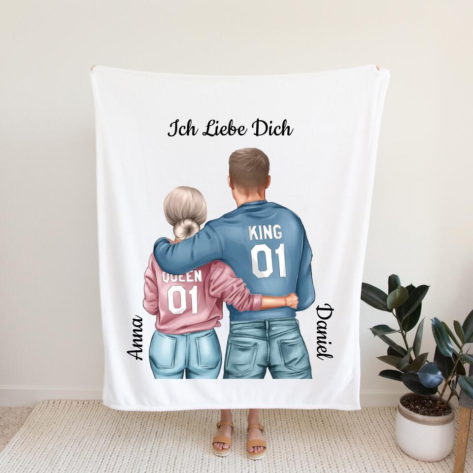 Personalisierte Kuscheldecke mit Paar stehend und Herzen