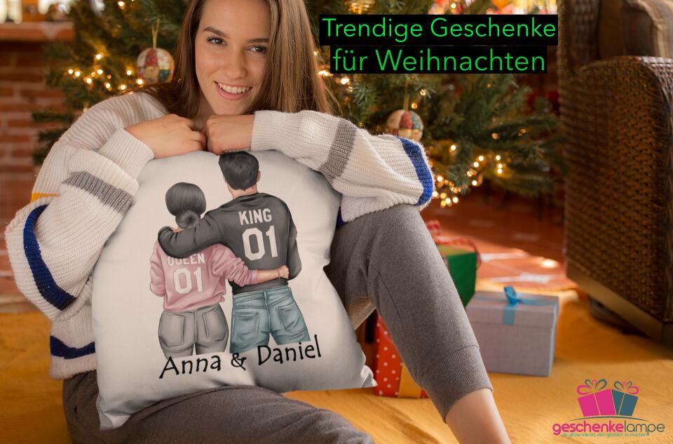 Personalisierte Kissen mit Paar stehend und Herzen