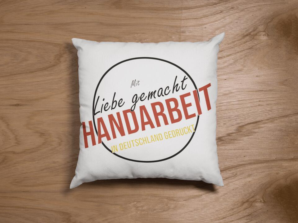 Personalisierte Kissen mit Paar stehend und Herzen
