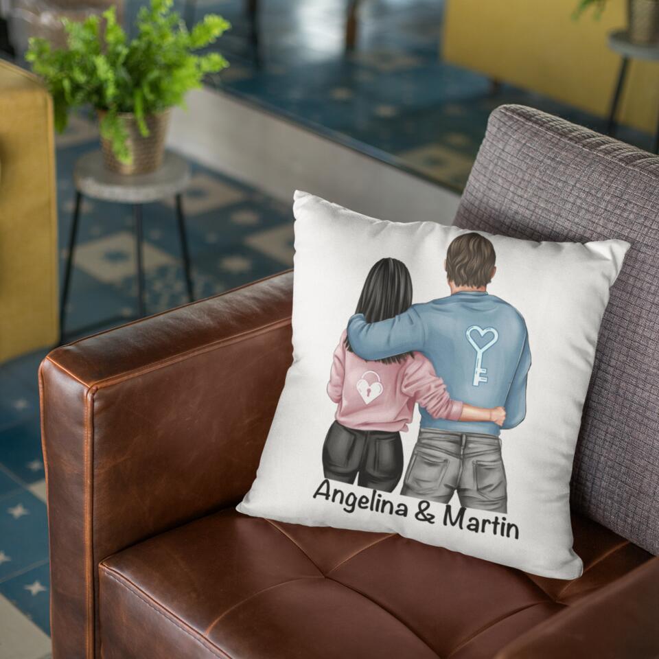 Personalisierte Kissen mit Paar stehend und Herzen