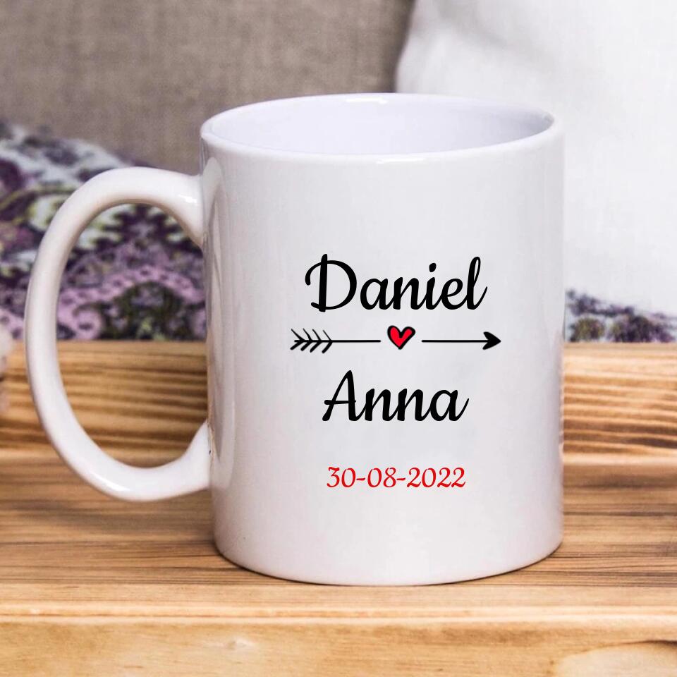 Personalisierte Tasse mit Paar stehend und Herzen