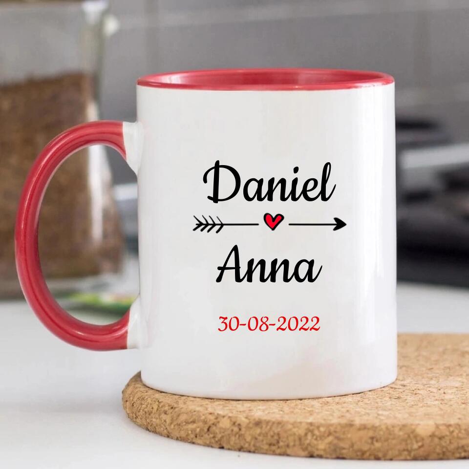 Personalisierte Tasse mit Paar stehend und Herzen