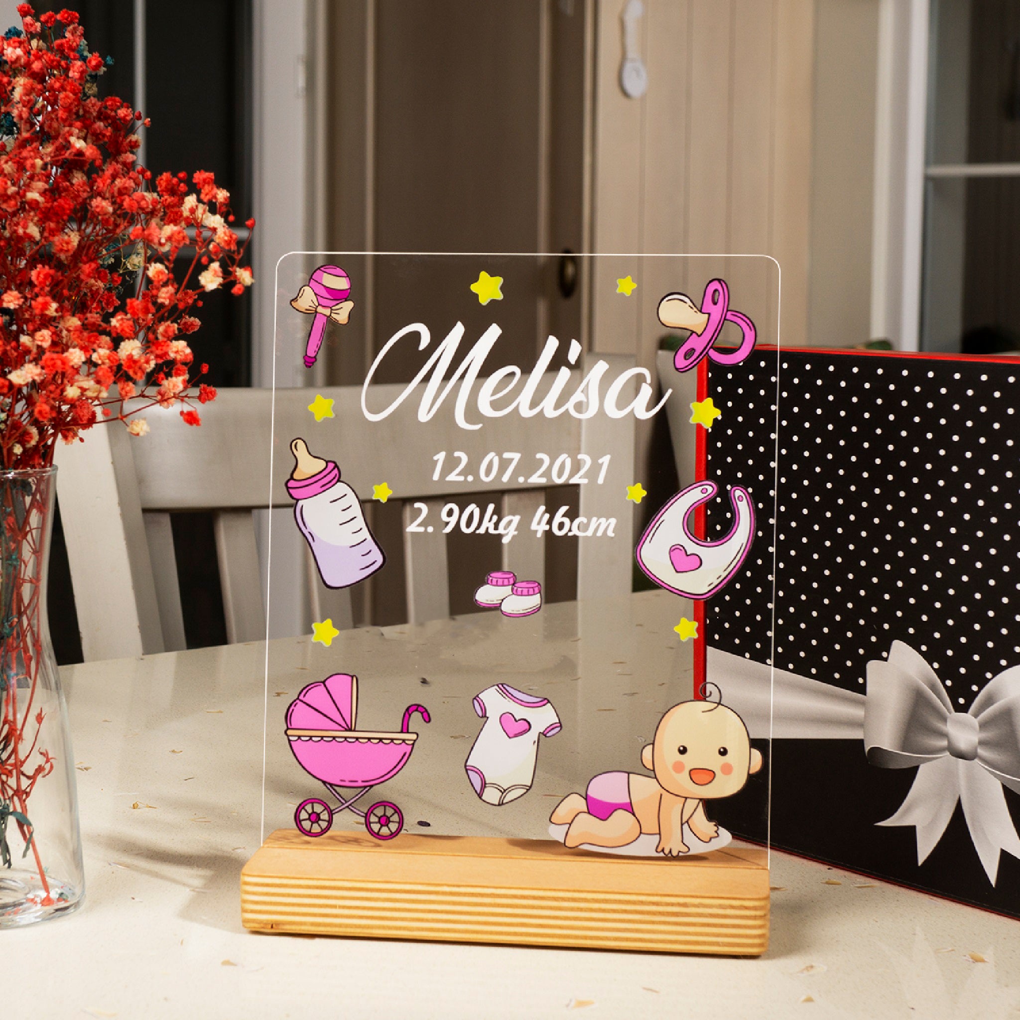 Personalisiertes Geschenk zur Geburt für Mädchen mit hochwertigem UV-Druck Holzaufsteller & Geschenkbox