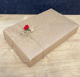 Geschenkverpackung mit einer leeren Karte für persönliche Nachrichten